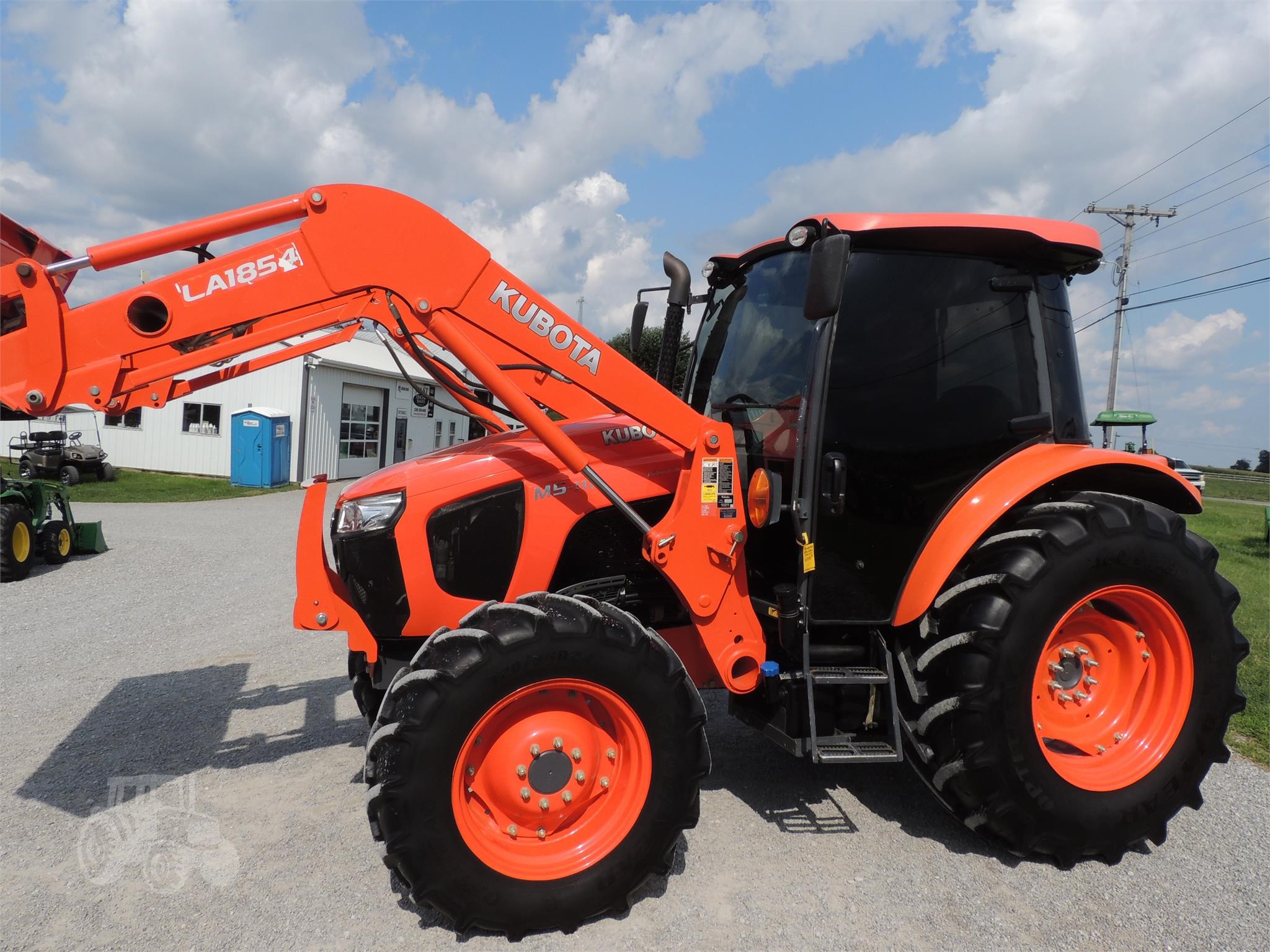 2017 KUBOTA M5-111HDC